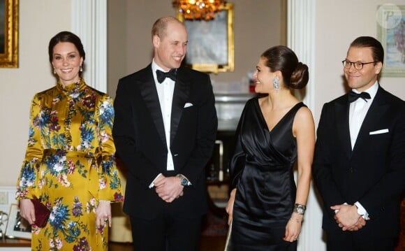 La duchesse Catherine de Cambridge, enceinte et en robe Erdem, le prince William, la princesse héritière Victoria de Suède et le prince Daniel lors d'un dîner à l'ambassade de Grande-Bretagne à Stockholm, le 30 janvier 2018.