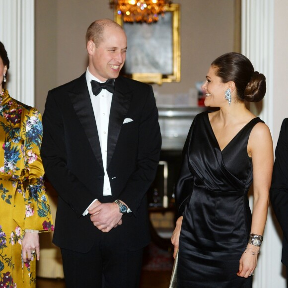 La duchesse Catherine de Cambridge, enceinte et en robe Erdem, le prince William, la princesse héritière Victoria de Suède et le prince Daniel lors d'un dîner à l'ambassade de Grande-Bretagne à Stockholm, le 30 janvier 2018.