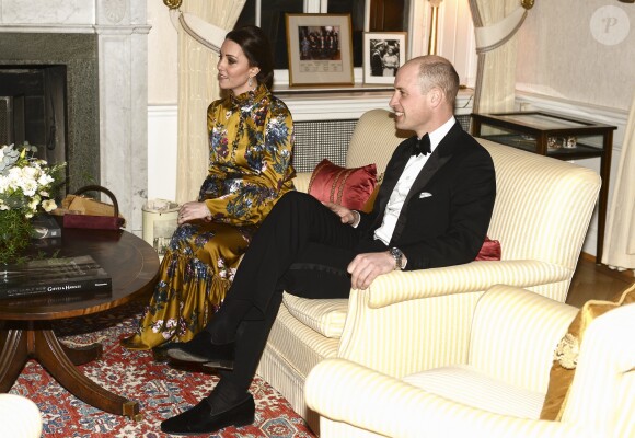 Le prince William et la duchesse de Cambridge, enceinte et en robe Erdem, lors de leur entretien avec le Premier ministre suédois Stefan Löfven et son épouse, à l'occasion d'un dîner à la résidence de l'ambassadeur de Grande-Bretagne à Stockholm le 30 janvier 2018.