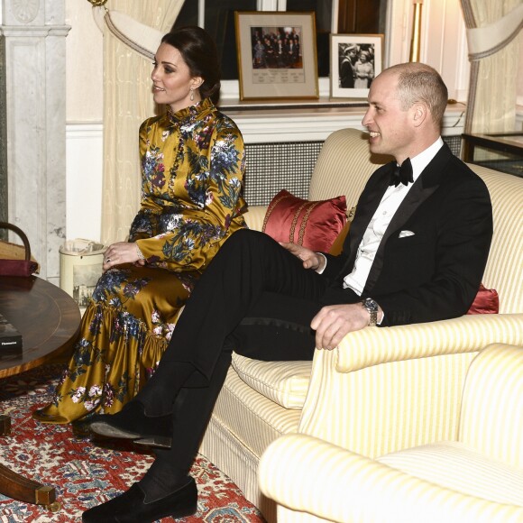 Le prince William et la duchesse de Cambridge, enceinte et en robe Erdem, lors de leur entretien avec le Premier ministre suédois Stefan Löfven et son épouse, à l'occasion d'un dîner à la résidence de l'ambassadeur de Grande-Bretagne à Stockholm le 30 janvier 2018.