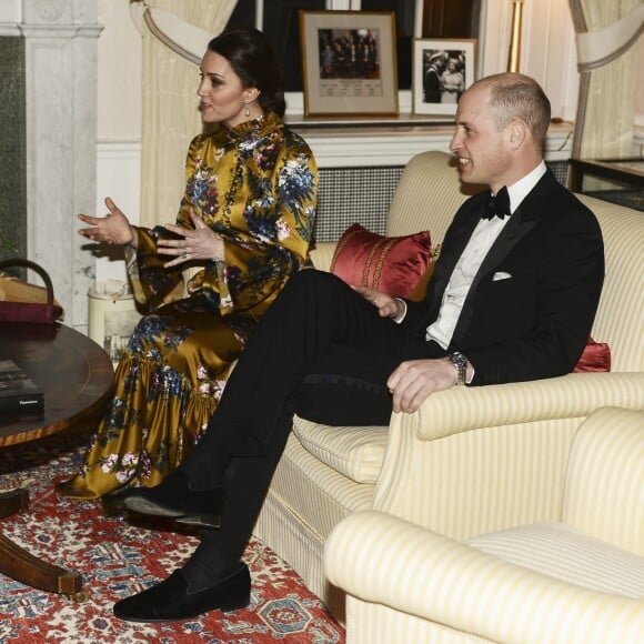 Le prince William et la duchesse de Cambridge, enceinte et en robe Erdem, lors de leur entretien avec le Premier ministre suédois Stefan Löfven et son épouse, à l'occasion d'un dîner à la résidence de l'ambassadeur de Grande-Bretagne à Stockholm le 30 janvier 2018.