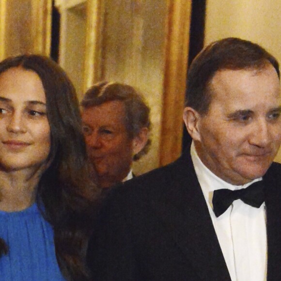 Alicia Vikander et le Premier ministre suédois Stefan Löfven lors d'un dîner à l'ambassade de Grande-Bretagne à Stockholm à l'occasion la visite officielle en Suède du prince William et de la duchesse Catherine de Cambridge, le 30 janvier 2018.