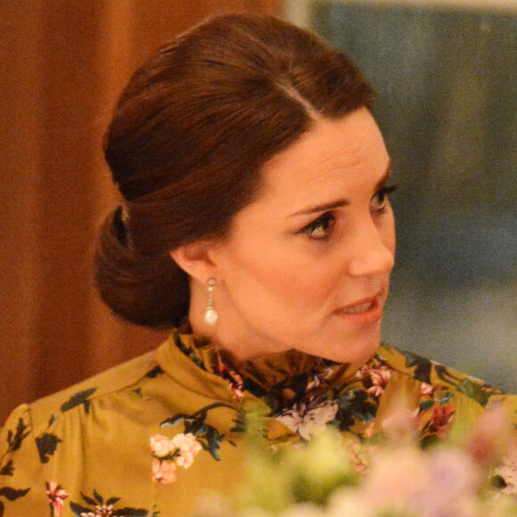La duchesse Catherine de Cambridge, enceinte et vêtue d'une robe Erdem, lors d'un dîner à la résidence de l'ambassadeur de Grande-Bretagne à Stockholm le 30 janvier 2018.