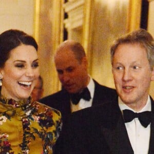 La duchesse Catherine de Cambridge, enceinte et en robe Erdem, au bras de l'ambassadeur David Cairns lors d'un dîner à la résidence de l'ambassadeur de Grande-Bretagne à Stockholm le 30 janvier 2018.