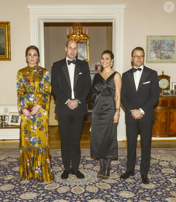 La duchesse Catherine de Cambridge, enceinte et en Erdem, le prince William, la princesse héritière Victoria de Suède et le prince Daniel lors d'un dîner à l'ambassade de Grande-Bretagne à Stockholm, le 30 janvier 2018.