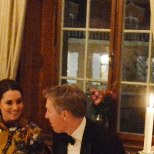 La duchesse Catherine de Cambridge en conversation avec l'ambassadeur David Cairns lors d'un dîner officiel à l'ambassade de Grande-Bretagne à Stockholm dans le cadre de sa visite officielle avec le prince William, le 30 janvier 2018.
