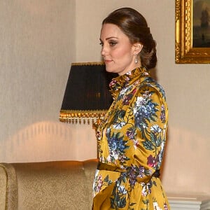 La duchesse Catherine de Cambridge, enceinte et vêtue d'une robe Erdem, lors d'un dîner à la résidence de l'ambassadeur de Grande-Bretagne à Stockholm le 30 janvier 2018.