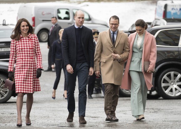 La duchesse Catherine de Cambridge, enceinte, le prince William, la princesse héritière Victoria de Suède et le prince Daniel en visite à l'Institut Karolinska le 31 janvier 2018 à Stockholm.