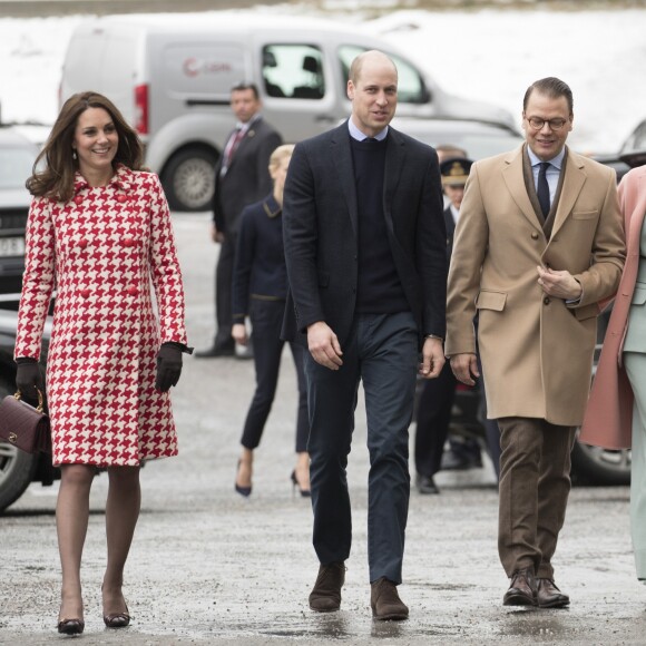 La duchesse Catherine de Cambridge, enceinte, le prince William, la princesse héritière Victoria de Suède et le prince Daniel en visite à l'Institut Karolinska le 31 janvier 2018 à Stockholm.