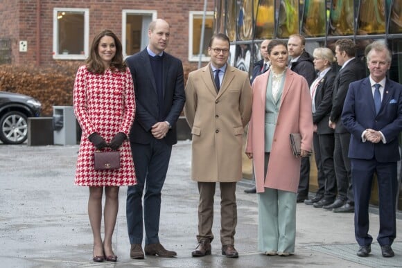 La duchesse Catherine de Cambridge, enceinte, le prince William, la princesse héritière Victoria de Suède et le prince Daniel en visite à l'Institut Karolinska le 31 janvier 2018 à Stockholm.