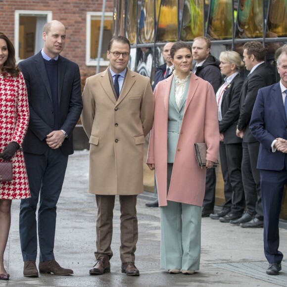 La duchesse Catherine de Cambridge, enceinte, le prince William, la princesse héritière Victoria de Suède et le prince Daniel en visite à l'Institut Karolinska le 31 janvier 2018 à Stockholm.