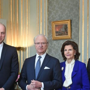La duchesse Catherine de Cambridge, enceinte, le prince William, le roi Carl XVI Gustaf, la reine Silvia, la princesse héritière Victoria de Suède et le prince Daniel au palais royal à Stockholm le 30 janvier 2018. 