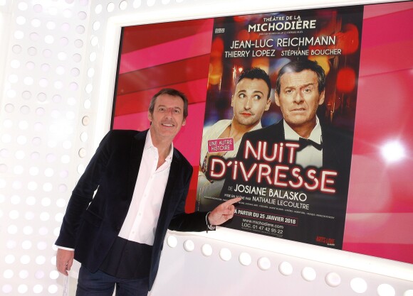 Jean-Luc Reichmann pose devant l'affiche du film "Nuit d'ivresse" à Paris le 9 janvier 2018