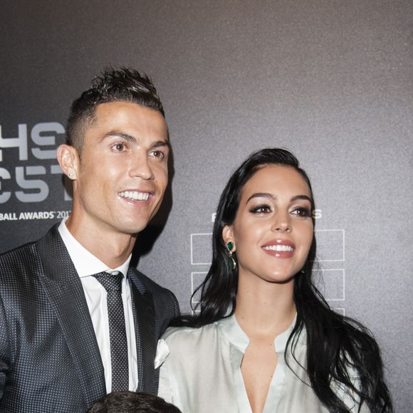 Cristiano Ronaldo (meilleur joueur), son fils Cristiano Jr et sa compagne Georgina Rodriguez enceinte - The Best FIFA Football Awards 2017 au London Palladium à Londres, le 23 octobre 2017. © Pierre Perusseau/Bestimage