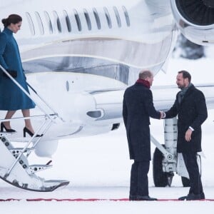 La duchesse Catherine de Cambridge, enceinte, et le prince William ont atterri à Oslo le 1er février 2018 pour la suite de leur visite officielle en Scandinavie, accueillis par le prince héritier Haakon et la princesse Mette-Marit de Norvège.