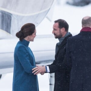 La duchesse Catherine de Cambridge, enceinte, et le prince William ont atterri à Oslo le 1er février 2018 pour la suite de leur visite officielle en Scandinavie, accueillis par le prince héritier Haakon et la princesse Mette-Marit de Norvège.