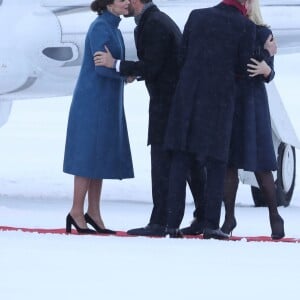 La duchesse Catherine de Cambridge, enceinte, et le prince William ont atterri à Oslo le 1er février 2018 pour la suite de leur visite officielle en Scandinavie, accueillis par le prince héritier Haakon et la princesse Mette-Marit de Norvège.