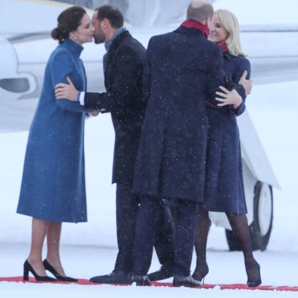 La duchesse Catherine de Cambridge, enceinte, et le prince William ont atterri à Oslo le 1er février 2018 pour la suite de leur visite officielle en Scandinavie, accueillis par le prince héritier Haakon et la princesse Mette-Marit de Norvège.