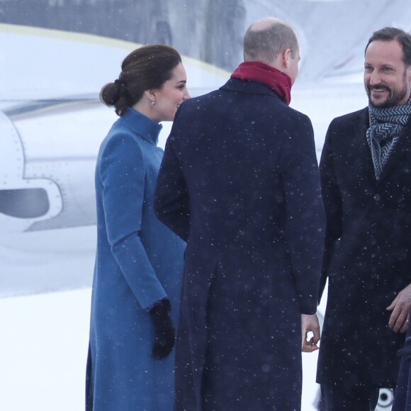 La duchesse Catherine de Cambridge, enceinte, et le prince William ont atterri à Oslo le 1er février 2018 pour la suite de leur visite officielle en Scandinavie, accueillis par le prince héritier Haakon et la princesse Mette-Marit de Norvège.