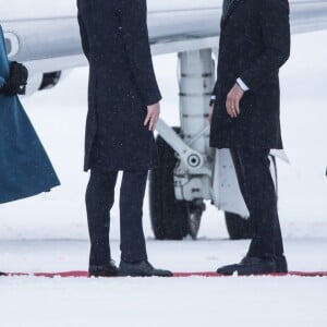 La duchesse Catherine de Cambridge, enceinte, et le prince William ont atterri à Oslo le 1er février 2018 pour la suite de leur visite officielle en Scandinavie, accueillis par le prince héritier Haakon et la princesse Mette-Marit de Norvège.