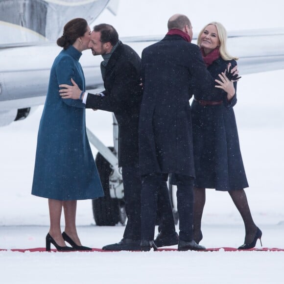 La duchesse Catherine de Cambridge, enceinte, et le prince William ont atterri à Oslo le 1er février 2018 pour la suite de leur visite officielle en Scandinavie, accueillis par le prince héritier Haakon et la princesse Mette-Marit de Norvège.