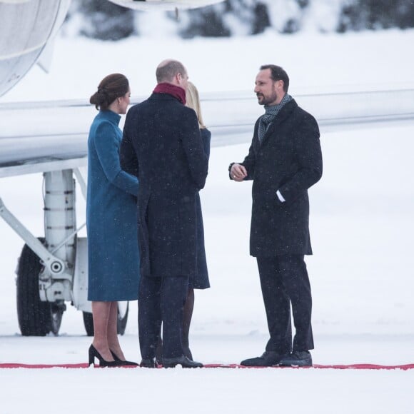 La duchesse Catherine de Cambridge, enceinte, et le prince William ont atterri à Oslo le 1er février 2018 pour la suite de leur visite officielle en Scandinavie, accueillis par le prince héritier Haakon et la princesse Mette-Marit de Norvège.