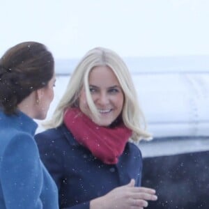 La duchesse Catherine de Cambridge, enceinte, et le prince William ont atterri à Oslo le 1er février 2018 pour la suite de leur visite officielle en Scandinavie, accueillis par le prince héritier Haakon et la princesse Mette-Marit de Norvège.