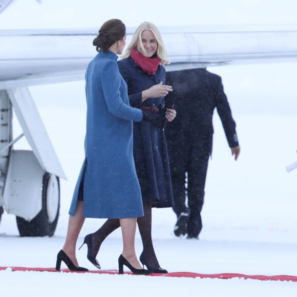 La duchesse Catherine de Cambridge, enceinte, et le prince William ont atterri à Oslo le 1er février 2018 pour la suite de leur visite officielle en Scandinavie, accueillis par le prince héritier Haakon et la princesse Mette-Marit de Norvège.