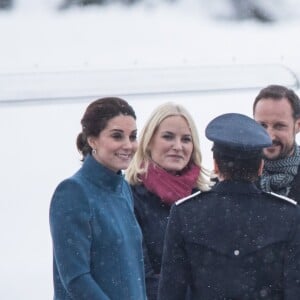 La duchesse Catherine de Cambridge, enceinte, et le prince William ont atterri à Oslo le 1er février 2018 pour la suite de leur visite officielle en Scandinavie, accueillis par le prince héritier Haakon et la princesse Mette-Marit de Norvège.