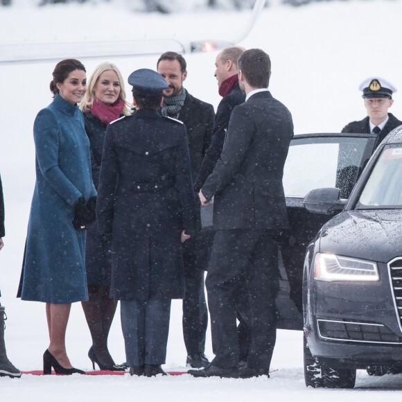 La duchesse Catherine de Cambridge, enceinte, et le prince William ont atterri à Oslo le 1er février 2018 pour la suite de leur visite officielle en Scandinavie, accueillis par le prince héritier Haakon et la princesse Mette-Marit de Norvège.