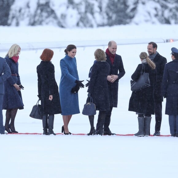 La duchesse Catherine de Cambridge, enceinte, et le prince William ont atterri à Oslo le 1er février 2018 pour la suite de leur visite officielle en Scandinavie, accueillis par le prince héritier Haakon et la princesse Mette-Marit de Norvège.