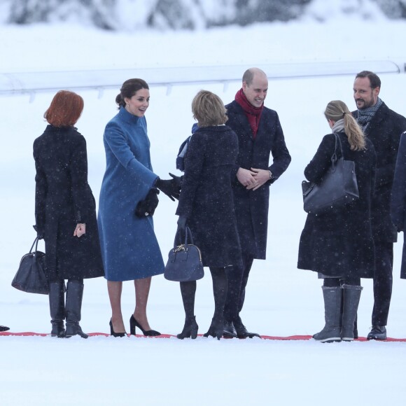 La duchesse Catherine de Cambridge, enceinte, et le prince William ont atterri à Oslo le 1er février 2018 pour la suite de leur visite officielle en Scandinavie, accueillis par le prince héritier Haakon et la princesse Mette-Marit de Norvège.