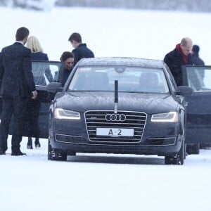 La duchesse Catherine de Cambridge, enceinte, et le prince William ont atterri à Oslo le 1er février 2018 pour la suite de leur visite officielle en Scandinavie, accueillis par le prince héritier Haakon et la princesse Mette-Marit de Norvège.