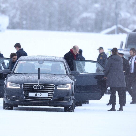 La duchesse Catherine de Cambridge, enceinte, et le prince William ont atterri à Oslo le 1er février 2018 pour la suite de leur visite officielle en Scandinavie, accueillis par le prince héritier Haakon et la princesse Mette-Marit de Norvège.