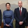 La duchesse Catherine de Cambridge, enceinte et en robe Seraphine, et le prince William ont été accueillis au palais royal à Oslo par la princesse Mette-Marit, le prince héritier Haakon, le roi Harald V et la reine Sonja de Norvège le 1er février 2018.
