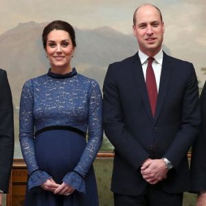 La duchesse Catherine de Cambridge, enceinte et en robe Seraphine, et le prince William ont été accueillis au palais royal à Oslo par la princesse Mette-Marit, le prince héritier Haakon, le roi Harald V et la reine Sonja de Norvège le 1er février 2018.