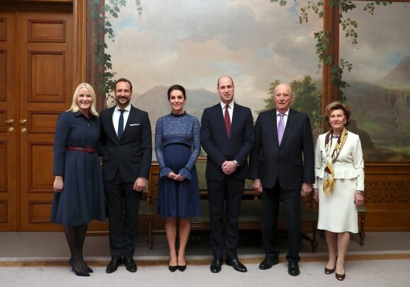 La duchesse Catherine de Cambridge, enceinte et en robe Seraphine, et le prince William ont été accueillis au palais royal à Oslo par la princesse Mette-Marit, le prince héritier Haakon, le roi Harald V et la reine Sonja de Norvège le 1er février 2018.