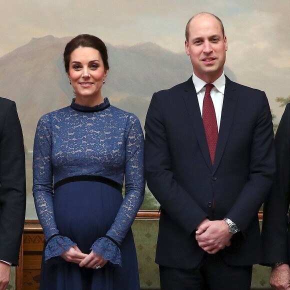 La duchesse Catherine de Cambridge, enceinte et en robe Seraphine, et le prince William ont été accueillis au palais royal à Oslo par la princesse Mette-Marit, le prince héritier Haakon, le roi Harald V et la reine Sonja de Norvège le 1er février 2018.