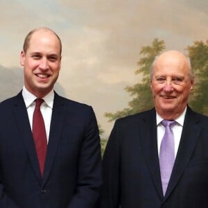 La duchesse Catherine de Cambridge, enceinte et en robe Seraphine, et le prince William ont été accueillis au palais royal à Oslo par le roi Harald V et la reine Sonja de Norvège le 1er février 2018.