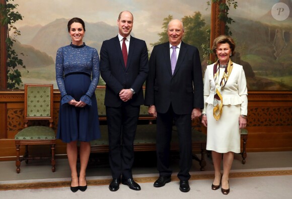 La duchesse Catherine de Cambridge, enceinte et en robe Seraphine, et le prince William ont été accueillis au palais royal à Oslo par le roi Harald V et la reine Sonja de Norvège le 1er février 2018.