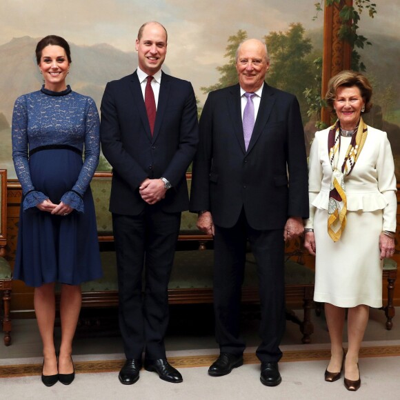 La duchesse Catherine de Cambridge, enceinte et en robe Seraphine, et le prince William ont été accueillis au palais royal à Oslo par le roi Harald V et la reine Sonja de Norvège le 1er février 2018.