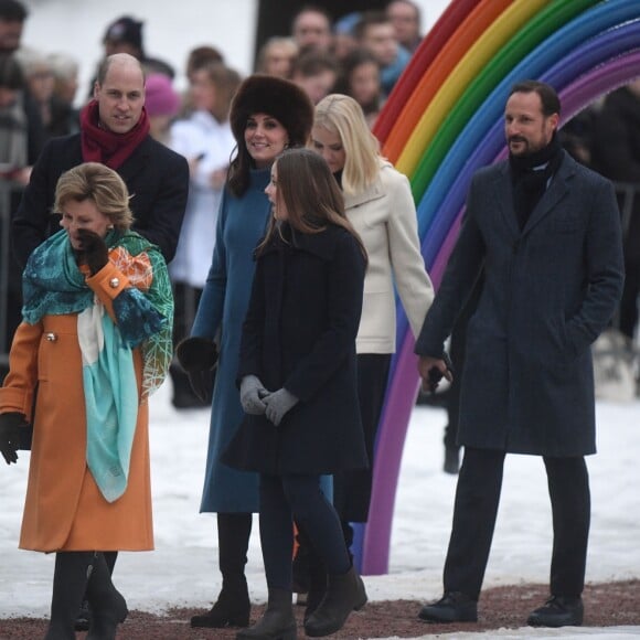 La duchesse Catherine de Cambridge, enceinte et couverte d'un manteau Catherine Walker, et le prince William ont visité le 1er février 2018 le parc de sculptures Princesse Ingrid Alexandra dans les jardins du palais royal, en compagnie de la reine Sonja de Norvège, du prince héritier Haakon, de la princesse Mette-Marit et de leur fille la princesse Ingrid Alexandra, dans le cadre de leur visite officielle en Scandinavie.