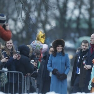 La duchesse Catherine de Cambridge, enceinte et couverte d'un manteau Catherine Walker, et le prince William ont visité le 1er février 2018 le parc de sculptures Princesse Ingrid Alexandra dans les jardins du palais royal, en compagnie de la reine Sonja de Norvège, du prince héritier Haakon, de la princesse Mette-Marit et de leur fille la princesse Ingrid Alexandra, dans le cadre de leur visite officielle en Scandinavie.