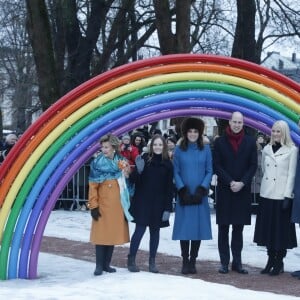 La duchesse Catherine de Cambridge, enceinte et couverte d'un manteau Catherine Walker, et le prince William ont visité le 1er février 2018 le parc de sculptures Princesse Ingrid Alexandra dans les jardins du palais royal, en compagnie de la reine Sonja de Norvège, du prince héritier Haakon, de la princesse Mette-Marit et de leur fille la princesse Ingrid Alexandra, dans le cadre de leur visite officielle en Scandinavie.