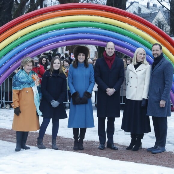 La duchesse Catherine de Cambridge, enceinte et couverte d'un manteau Catherine Walker, et le prince William ont visité le 1er février 2018 le parc de sculptures Princesse Ingrid Alexandra dans les jardins du palais royal, en compagnie de la reine Sonja de Norvège, du prince héritier Haakon, de la princesse Mette-Marit et de leur fille la princesse Ingrid Alexandra, dans le cadre de leur visite officielle en Scandinavie.