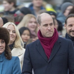 La duchesse Catherine de Cambridge, enceinte et couverte d'un manteau Catherine Walker, et le prince William ont visité le 1er février 2018 le parc de sculptures Princesse Ingrid Alexandra dans les jardins du palais royal, en compagnie de la reine Sonja de Norvège, du prince héritier Haakon, de la princesse Mette-Marit et de leur fille la princesse Ingrid Alexandra, dans le cadre de leur visite officielle en Scandinavie.