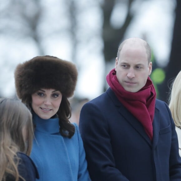 La duchesse Catherine de Cambridge, enceinte et couverte d'un manteau Catherine Walker, et le prince William ont visité le 1er février 2018 le parc de sculptures Princesse Ingrid Alexandra dans les jardins du palais royal, en compagnie de la reine Sonja de Norvège, du prince héritier Haakon, de la princesse Mette-Marit et de leur fille la princesse Ingrid Alexandra, dans le cadre de leur visite officielle en Scandinavie.