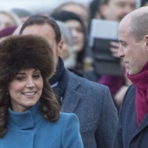 La duchesse Catherine de Cambridge, enceinte et couverte d'un manteau Catherine Walker, et le prince William ont visité le 1er février 2018 le parc de sculptures Princesse Ingrid Alexandra dans les jardins du palais royal, en compagnie de la reine Sonja de Norvège, du prince héritier Haakon, de la princesse Mette-Marit et de leur fille la princesse Ingrid Alexandra, dans le cadre de leur visite officielle en Scandinavie.