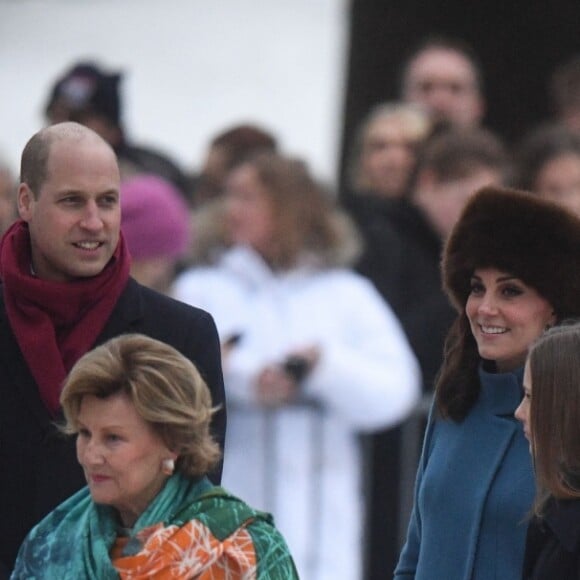 La duchesse Catherine de Cambridge, enceinte et couverte d'un manteau Catherine Walker, et le prince William ont visité le 1er février 2018 le parc de sculptures Princesse Ingrid Alexandra dans les jardins du palais royal, en compagnie de la reine Sonja de Norvège, du prince héritier Haakon, de la princesse Mette-Marit et de leur fille la princesse Ingrid Alexandra, dans le cadre de leur visite officielle en Scandinavie.