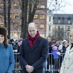 La duchesse Catherine de Cambridge, enceinte et couverte d'un manteau Catherine Walker, et le prince William ont visité le 1er février 2018 le parc de sculptures Princesse Ingrid Alexandra dans les jardins du palais royal, en compagnie de la reine Sonja de Norvège, du prince héritier Haakon, de la princesse Mette-Marit et de leur fille la princesse Ingrid Alexandra, dans le cadre de leur visite officielle en Scandinavie.